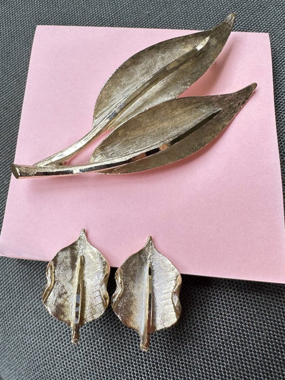 Vintage BSK Gold Tone Leaf Brooch & Clip-On Earrings Jewelry Set Signed